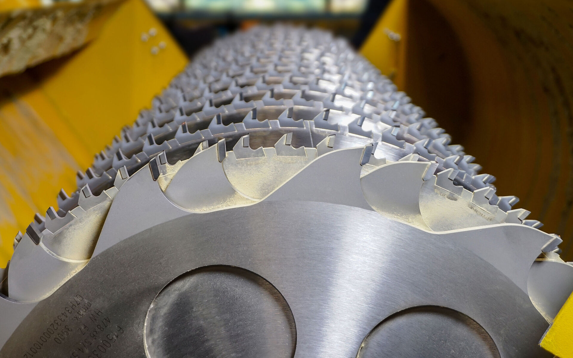 Leitz spindle containing circular sawblades with gullet protected circular sawblade